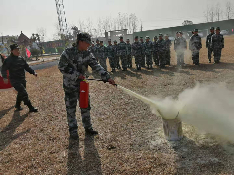 学员实操使用灭火器