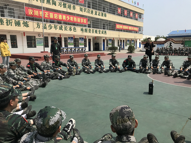 专治叛逆期青少年厌学逃课的全封闭学校