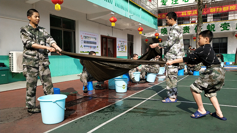 叛逆青少年厌学网瘾的军事化管理学校