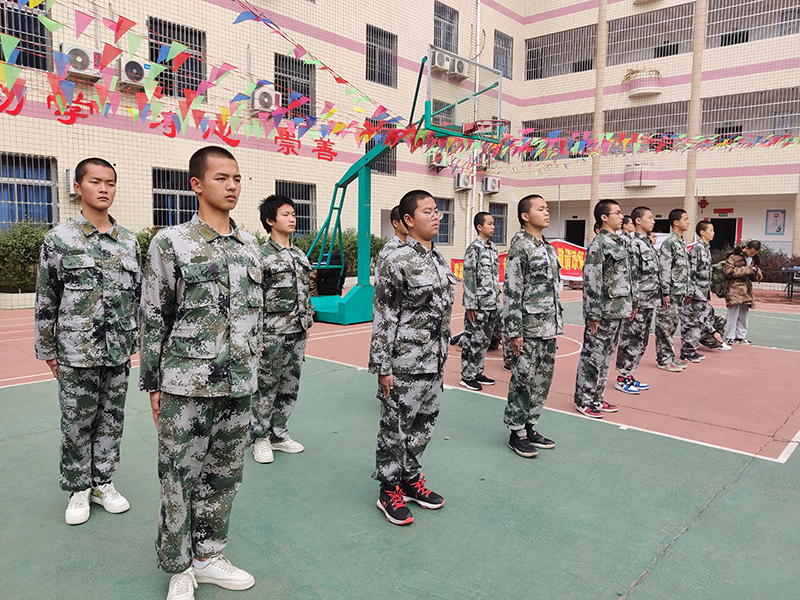青少年厌学网瘾的军事化管理学校