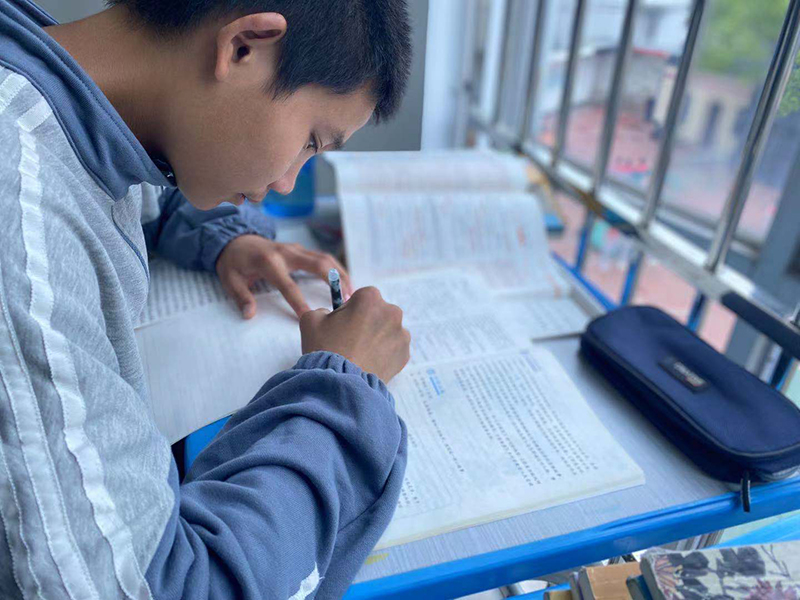 改造叛逆期青少年厌学的封闭式学校