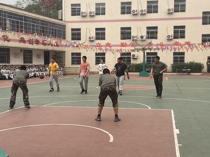 吕梁改变叛逆青少年的全封闭学校